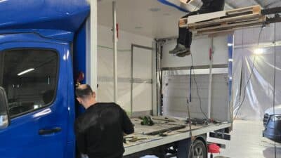 Montasje og reparasjon av påbygg i verksted