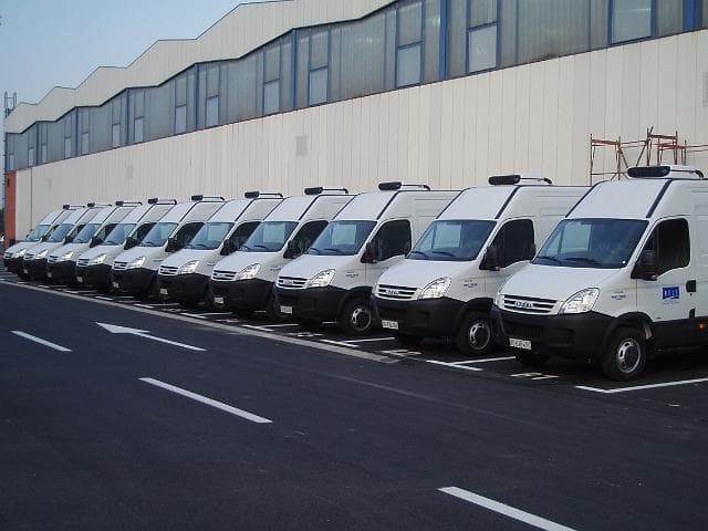 Rekke med hvite næringsbiler med kjøleaggregat på tak – klare for salg